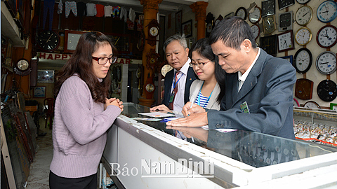 Cán bộ Chi cục Thuế Thành phố Nam Định đôn đốc, hướng dẫn các hộ kinh doanh thực hiện nghĩa vụ nộp thuế đối với Nhà nước. 