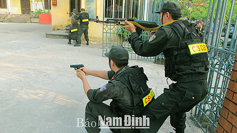 Lực lượng cảnh sát bảo vệ và cơ động (Công an tỉnh) luyện tập sẵn sàng chiến đấu. 