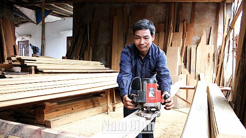 Sản xuất các sản phẩm mộc gia dụng tại cơ sở của anh Ngô Văn Lạc, làng nghề mộc Nam Thịnh, xã Hải Long (Hải Hậu).