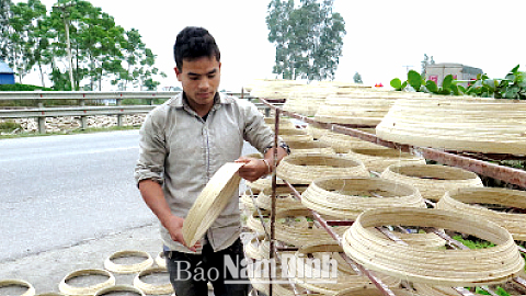 Sản xuất đồ thủ công mỹ nghệ từ tre, nứa tại xưởng sản xuất của anh Bùi Văn Mật, thôn Thượng Thôn, xã Yên Tiến (Ý Yên).