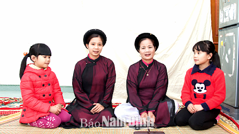 Ca nương Nguyễn Thị Lý và con gái là ca nương Bùi Thị Lan dạy các em nhỏ gõ nhịp phách trong ca trù.