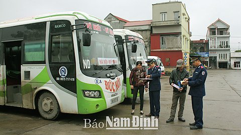 Thanh tra giao thông (Sở GTVT) kiểm tra việc chấp hành quy định vận tải hành khách tại Bến xe Quỹ Nhất (Nghĩa Hưng). 