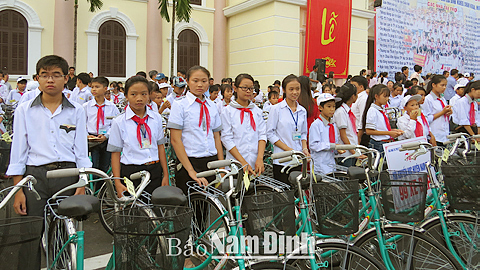 Hội Khuyến học tỉnh trao tặng xe đạp cho các em học sinh con gia đình chính sách, gia đình có hoàn cảnh khó khăn trong tỉnh.
