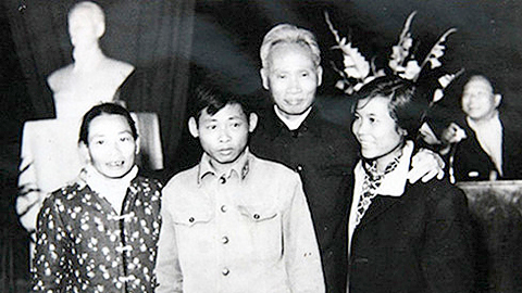 Thủ tướng Phạm Văn Đồng chụp hình lưu niệm với các cá nhân tiêu biểu về dự Hội nghị Văn hóa các dân tộc thiểu số toàn quốc lần đầu tiên - Ảnh tư liệu
