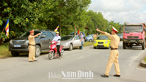 Cảnh sát giao thông (Công an tỉnh) hướng dẫn giao thông trên Quốc lộ 10 (đoạn qua địa phận Thành phố Nam Định).
