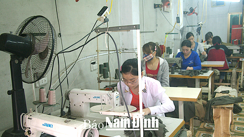 Từ nguồn vốn vay, HTX Dệt may Hoàng Mai, xã Nghĩa Sơn (Nghĩa Hưng) đã mở rộng sản xuất, góp phần nâng cao thu nhập cho người lao động.
