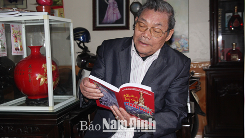 Cựu TNXP Phạm Văn Phấn, phường Vị Hoàng (TP Nam Định) ôn lại ký ức những ngày đi mở “Con đường Hạnh phúc”.