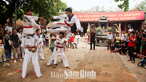 Biểu diễn võ thuật trong Lễ hội truyền thống Đền Trần (TP Nam Định).