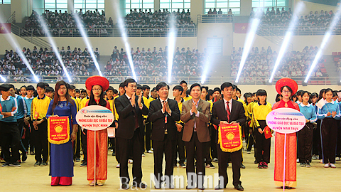Đồng chí Trần Văn Chung, Phó Bí thư Thường trực Tỉnh uỷ, Chủ tịch HĐND tỉnh và các vị đại biểu tặng cờ lưu niệm các đoàn tham gia HKPĐ tỉnh lần thứ IX-2016.