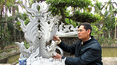 Ông Nguyễn Đại Tu, xóm 25, xã Hải Đường (Hải Hậu) có hơn 30 năm gắn bó với nghề chuyên phục hồi, xây dựng các công trình kiến trúc cổ.