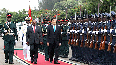 Tổng thống Cộng hoà Mô-dăm-bích, ngài Phi-líp Gia-xin-tô Ni-u-xi và Chủ tịch nước Trương Tấn Sang duyệt đội Danh dự Quân đội Mô-dăm-bích.