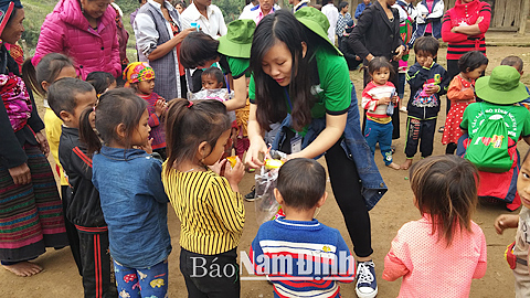 CLB Mùa hè xanh tặng quà cho thiếu niên, nhi đồng nghèo xã Mường Và, huyện Sốp Cộp, tỉnh Sơn La. Ảnh: Do cơ sở cung cấp