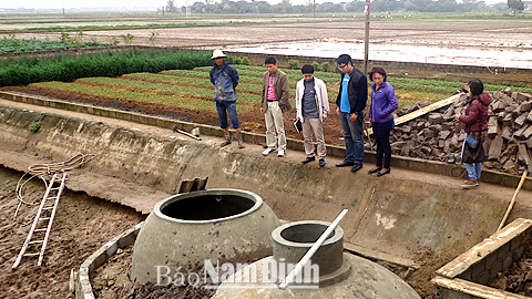 Cán bộ ngành NN và PTNT kiểm tra chất lượng công trình xây dựng hầm biôga, tận dụng nguồn năng lượng sinh học từ chăn nuôi, góp phần hạn chế ô nhiễm môi trường tại địa bàn huyện Hải Hậu.