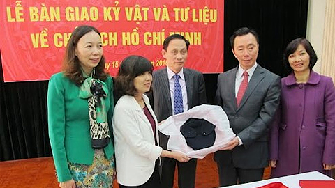 Đại sứ Phạm Sanh Châu bàn giao kỷ vật của Chủ tịch Hồ Chí Minh cho bà Nguyễn Thúy Đức. 