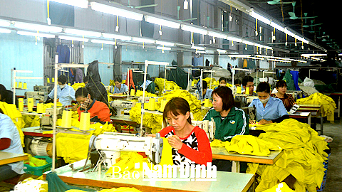 Cty TNHH Sản xuất thương mại dịch vụ Bạch Việt (CCN An Xá, TP Nam Định) thường xuyên tuyên truyền cho người lao động thực hiện các quy định về an toàn, vệ sinh lao động.