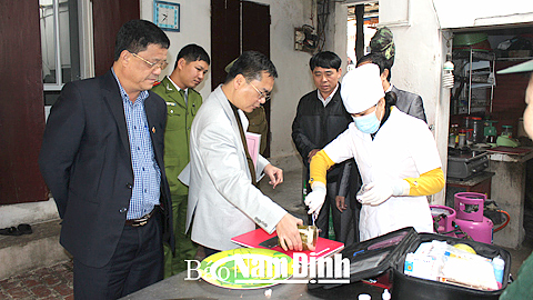 Đoàn thanh tra, kiểm tra liên ngành VSATTP tỉnh lấy mẫu để xét nghiệm hàn the tại một cơ sở sản xuất giò, chả ở xã Giao Yến (Giao Thủy).