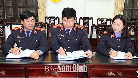 Kiểm sát viên Viện KSND Thành phố Nam Định trao đổi nghiệp vụ công tác thực hành quyền công tố tại phiên tòa.