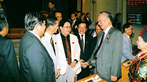 Chủ tịch nước Lê Đức Anh gặp mặt các đại biểu tại kỳ họp thứ nhất, Quốc hội khóa IX, tháng 9-1992. Ảnh: Tư liệu
