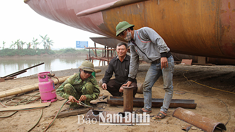 Cơ sở đóng tàu của ông Nguyễn Văn Quý, xóm 2, xã Nghĩa Sơn đạt doanh thu trên 30 tỷ đồng/năm, tạo việc làm thường xuyên cho 70 lao động.