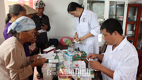 Quân y BĐBP tỉnh khám bệnh, cấp thuốc miễn phí cho bà con nhân dân xã Giao An (Giao Thủy).