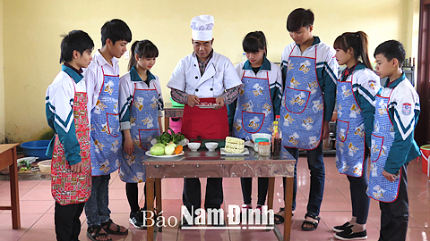 Các học viên Trung tâm GDTX Nghĩa Tân trong một buổi học nghề nấu ăn. 