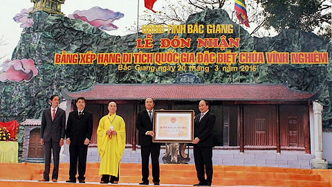Phó Thủ tướng Nguyễn Xuân Phúc trao bằng Xếp hạng Di tích Quốc gia.