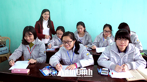 Cô giáo Trần Thị Kim Thoa, Trường THPT chuyên Lê Hồng Phong (TP Nam Định) hướng dẫn đội tuyển thi học sinh giỏi quốc gia môn Sinh học.