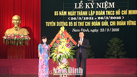 Đồng chí Đoàn Hồng Phong, Ủy viên BCH Trung ương Đảng, Bí thư Tỉnh ủy tặng lẵng hoa tươi thắm chúc mừng Đoàn Thanh niên tỉnh.