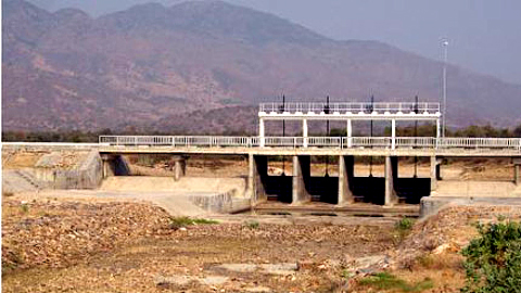Công trình hồ chứa nước Bầu Zôn ở huyện Ninh Phước, Ninh Thuận trơ đáy.