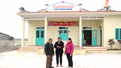 Trưởng Ban công tác Mặt trận KDC thôn Trung Nghĩa (đứng giữa) tuyên truyền phong trào xây dựng KDC văn hóa tới từng người dân.