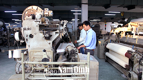 Sản xuất nguyên liệu dệt may tại Tổng Cty CP Dệt May Nam Định. Ảnh: Thành Trung