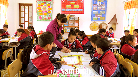 Học sinh Trường THCS Đào Sư Tích (Trực Ninh) trong giờ học theo mô hình thí điểm trường học mới.