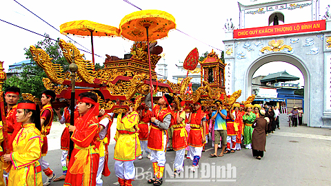 Lễ hội Đền Lựu Phố, xã Mỹ Phúc (Mỹ Lộc) diễn ra vào ngày 7-7 âm lịch hằng năm để tưởng nhớ công lao Thống quốc Thái sư Trần Thủ Độ.