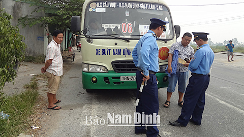 Lực lượng Thanh tra giao thông (Sở GTVT) kiểm tra, xử lý xe buýt do chở quá số người quy định tại ngã tư Phố Cháy, Thị trấn Lâm (Ý Yên) theo phản ánh của người dân qua đường dây nóng.
