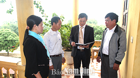 Cán bộ Ủy ban MTTQ xã Yên Phương bàn các nội dung chuẩn bị cho cuộc bầu cử đại biểu Quốc hội khóa XIV và đại biểu HĐND các cấp nhiệm kỳ 2016-2021. 
