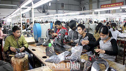 Sản xuất mũ, giầy xuất khẩu tại Cty CP Xây dựng và Giầy da Hồng Việt, CCN Thị trấn Xuân Trường.
