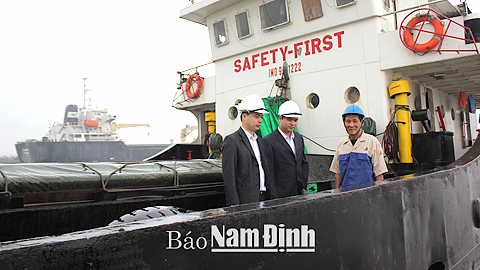 Cán bộ Cảng vụ Nam Định kiểm tra công tác bảo đảm an toàn của tàu vận chuyển hàng hóa neo đậu tại cửa Lạch Giang.