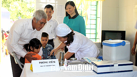 Lãnh đạo Sở Y tế kiểm tra công tác tiêm vắc-xin Sởi - Rubella cho trẻ em tại Trạm Y tế xã Đồng Sơn (Nam Trực).