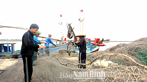 Gia đình anh Kim Ngọc Tế, xã Hải Chính (Hải Hậu) chuẩn bị ngư cụ ra khơi đánh cá.