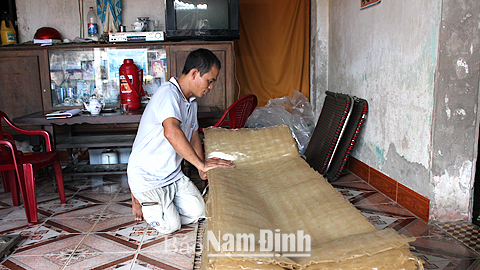 Sản xuất miến dong tại cơ sở của anh Mai Văn Tuyến, xóm 7, xã Xuân Tiến.