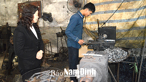 Người lao động ở làng nghề Đồng Côi, Thị trấn Nam Giang (Nam Trực) không sử dụng đầy đủ bảo hộ lao động khi sản xuất.
