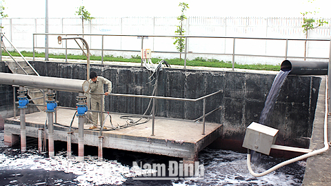 Công nhân Nhà máy Xử lý nước thải KCN Bảo Minh vận hành thiết bị xử lý nước thải.