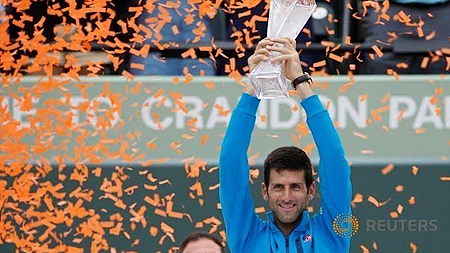Djokovic nâng cao chiếc cúp vô địch Miami Open. (Ảnh: Reuters)