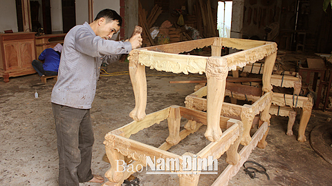 Sản xuất các sản phẩm mộc dân dụng tại cơ sở của anh Hoàng Trọng Thư, thôn Thượng, xã Yên Khánh. 