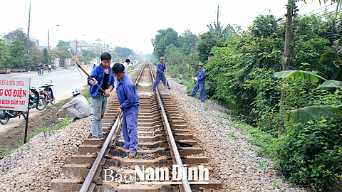 Công nhân Cty TNHH một thành viên đường sắt Hà Ninh tu sửa, bảo đảm an toàn đường sắt tại địa phận Thành phố Nam Định.