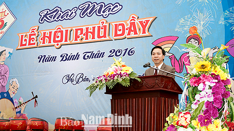 Đồng chí Trần Văn Chung, Phó Bí thư Thường trực Tỉnh ủy, Chủ tịch HĐND tỉnh phát biểu tại buổi khai mạc Lễ hội Phủ Dầy năm 2016.