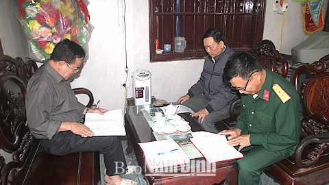 Cán bộ Hội CCB huyện Hải Hậu họp bàn biện pháp giúp đỡ các hội viên có hoàn cảnh khó khăn.