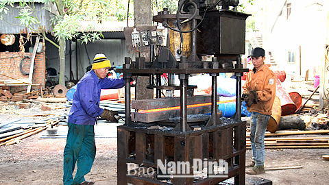 Sản xuất tại một doanh nghiệp cơ khí của xã Quang Trung.