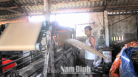 Sản xuất miến dong, miến gạo tại làng nghề chế biến lương thực - thực phẩm xóm 13, 14 xã Nghĩa Lâm.
