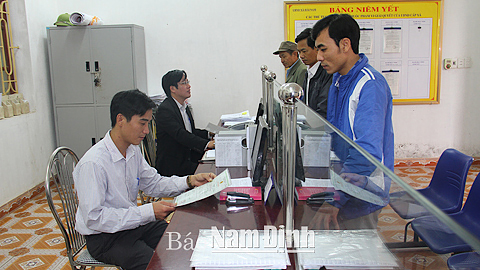 Cán bộ xã Hải Nam giải quyết thủ tục hành chính phục vụ nhân dân.